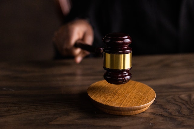 brown-wooden-gavel-on-brown-wooden-table brown-wooden-gavel-on-brown-wooden-table